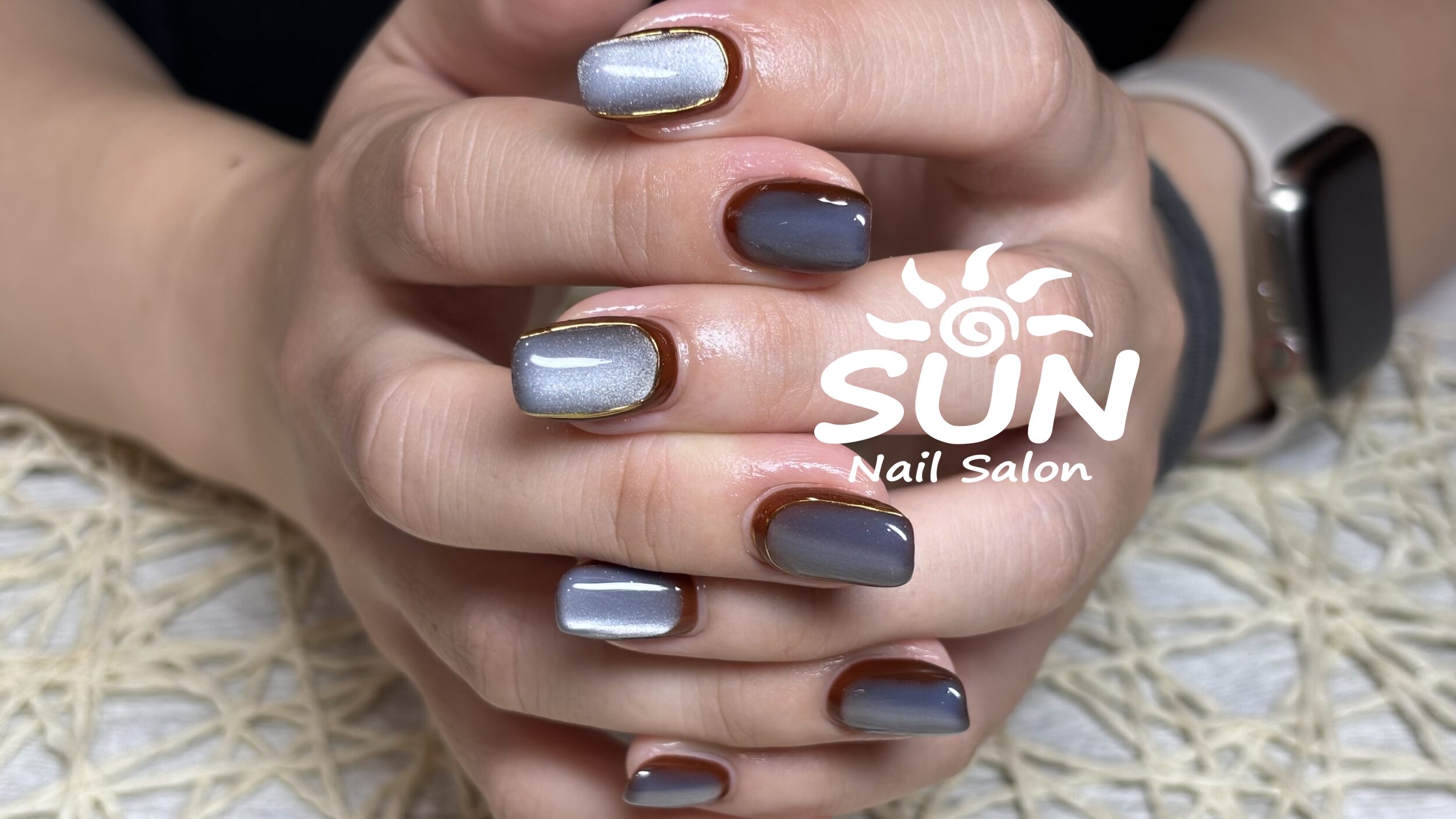 ブラウン×くすみブルーの大人マグネットネイル